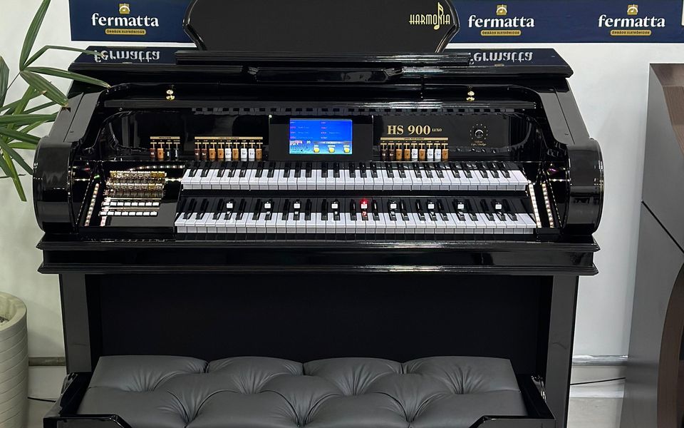 Órgão Harmonia HS-900 Luxo preto brilho no showroom da Fermatta