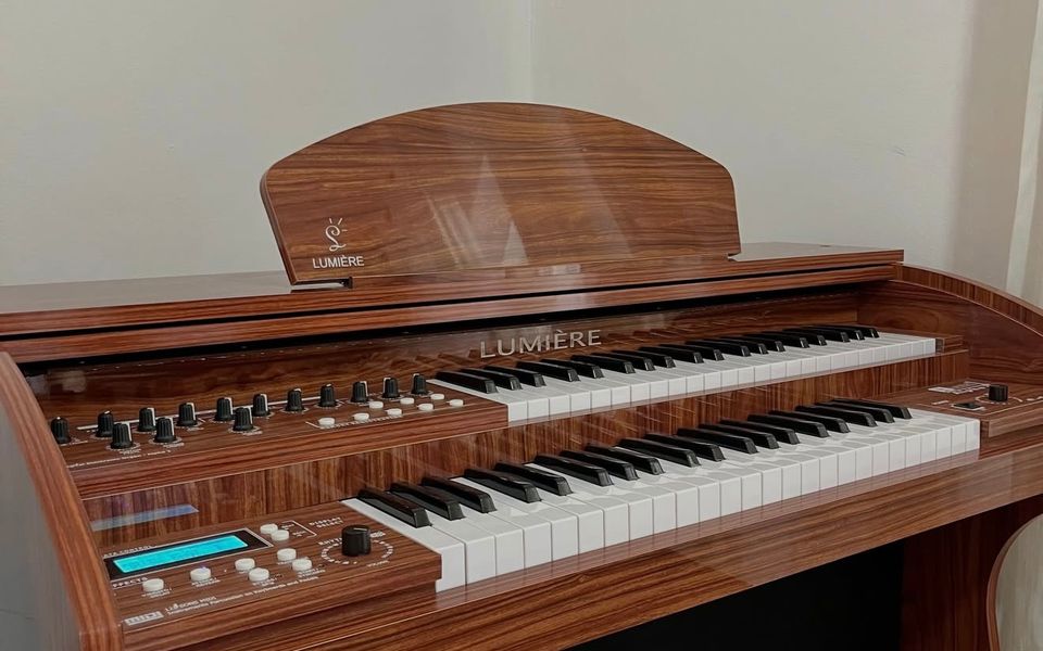 Órgão Lumiere Alpha 3 em acabamento imbuia
